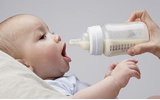 婴儿吃奶量