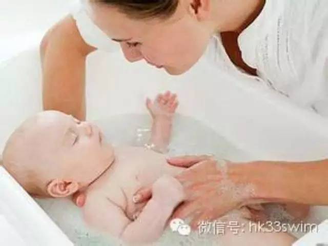 如何给新生儿洗澡？给新生儿洗脸洗头的注意