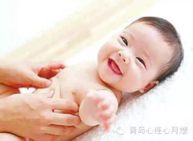 新生儿洗澡后怎样做抚触