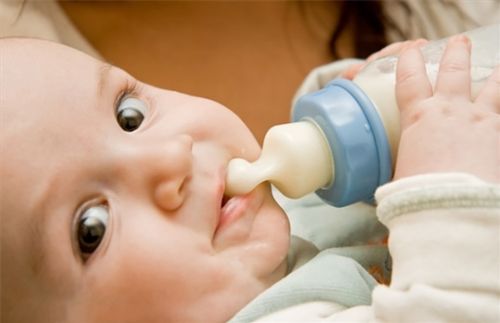 关于新生宝宝吃奶粉上火的3问与3答