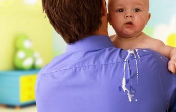新生儿大口吐奶怎么办 怎么预防新生儿吐奶