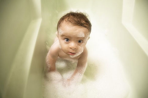 如何新生儿舒服健康洗澡