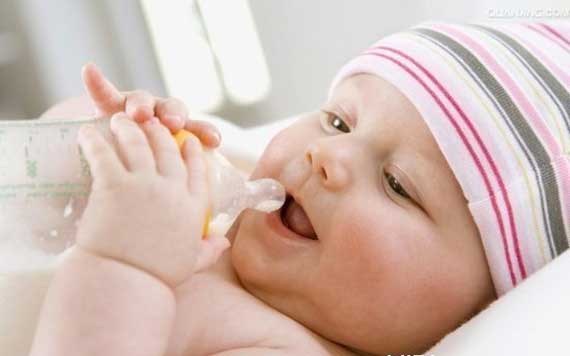 宝宝吃奶时吐奶