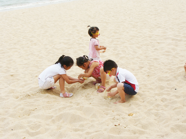 “小孩子玩泥沙”有益成长