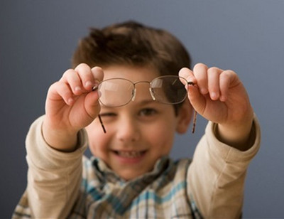 孩子视力下降不可盲目配眼镜