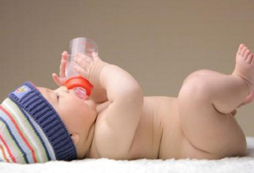 对新生儿不要先给宝宝用奶瓶