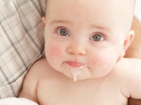 婴儿呕奶或为胃食管反流病