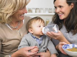 如何换奶粉才能避免宝宝拉肚子？
