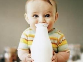 宝宝喝牛奶避开四雷区