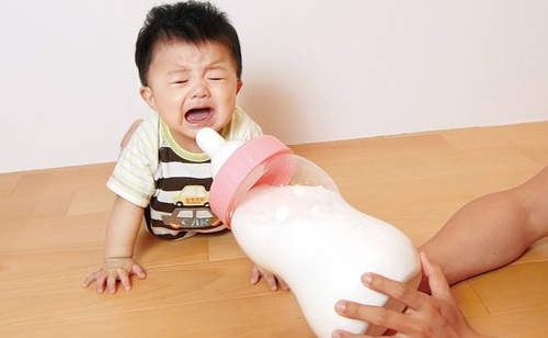 宝宝不爱吃奶怎么办 三种方法应对