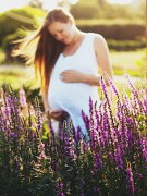 孕晚期常摸肚子会导致早产？